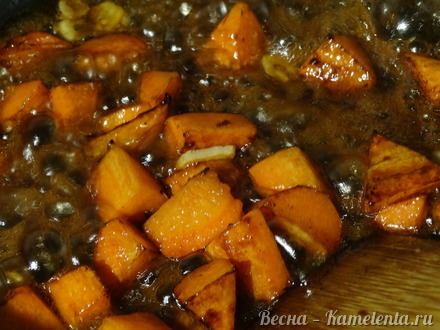Приготовление рецепта Куриная грудка с брюссельской капустой и карамелизированной морковью шаг 8