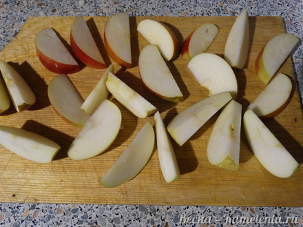 Приготовление рецепта Тёплый салат из куриной печени с яблоками шаг 4
