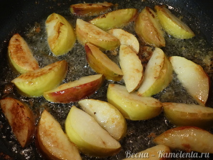 Приготовление рецепта Тёплый салат из куриной печени с яблоками шаг 6