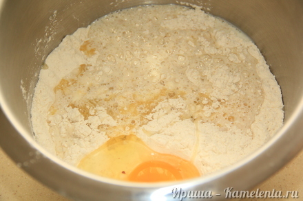 Приготовление рецепта Пасхальный венок с курагой и орехами шаг 3
