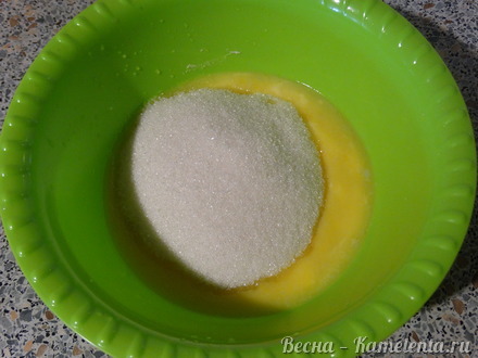 Приготовление рецепта Лимонно-сметанный кекс с вяленой вишней шаг 2