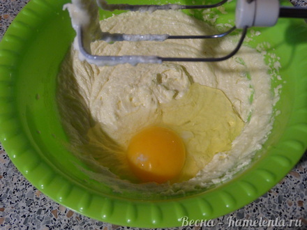 Приготовление рецепта Лимонно-сметанный кекс с вяленой вишней шаг 4