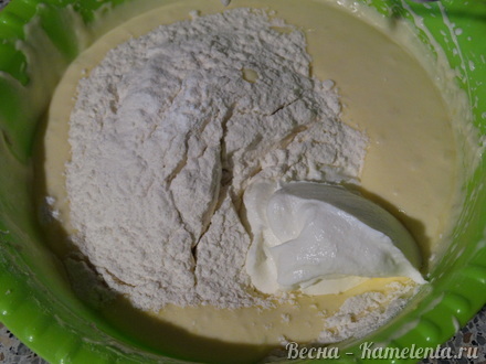 Приготовление рецепта Лимонно-сметанный кекс с вяленой вишней шаг 7