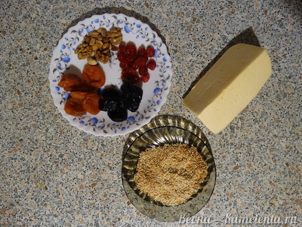 Приготовление рецепта Сырный рулет с сухофруктами и орехами шаг 1