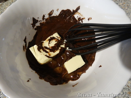 Приготовление рецепта Шоколадный пирог с джемом и грецкими орехами шаг 3