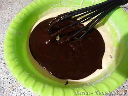 Приготовление рецепта Шоколадный пирог с джемом и грецкими орехами шаг 7