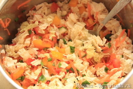Приготовление рецепта Салат из пекинской капусты с морковью и перцем шаг 4