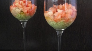 Салат-коктейль из авокадо и тунца